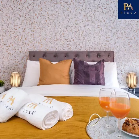 Pluxa Sunstone Deluxe - Spacious Centre Apartament